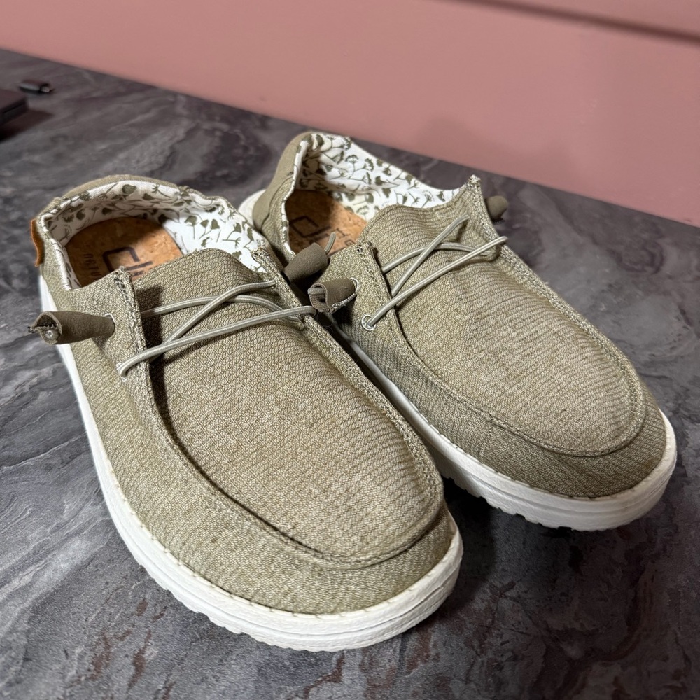 Hey Dudes Women’s Slip Ons - Picture 2 of 3